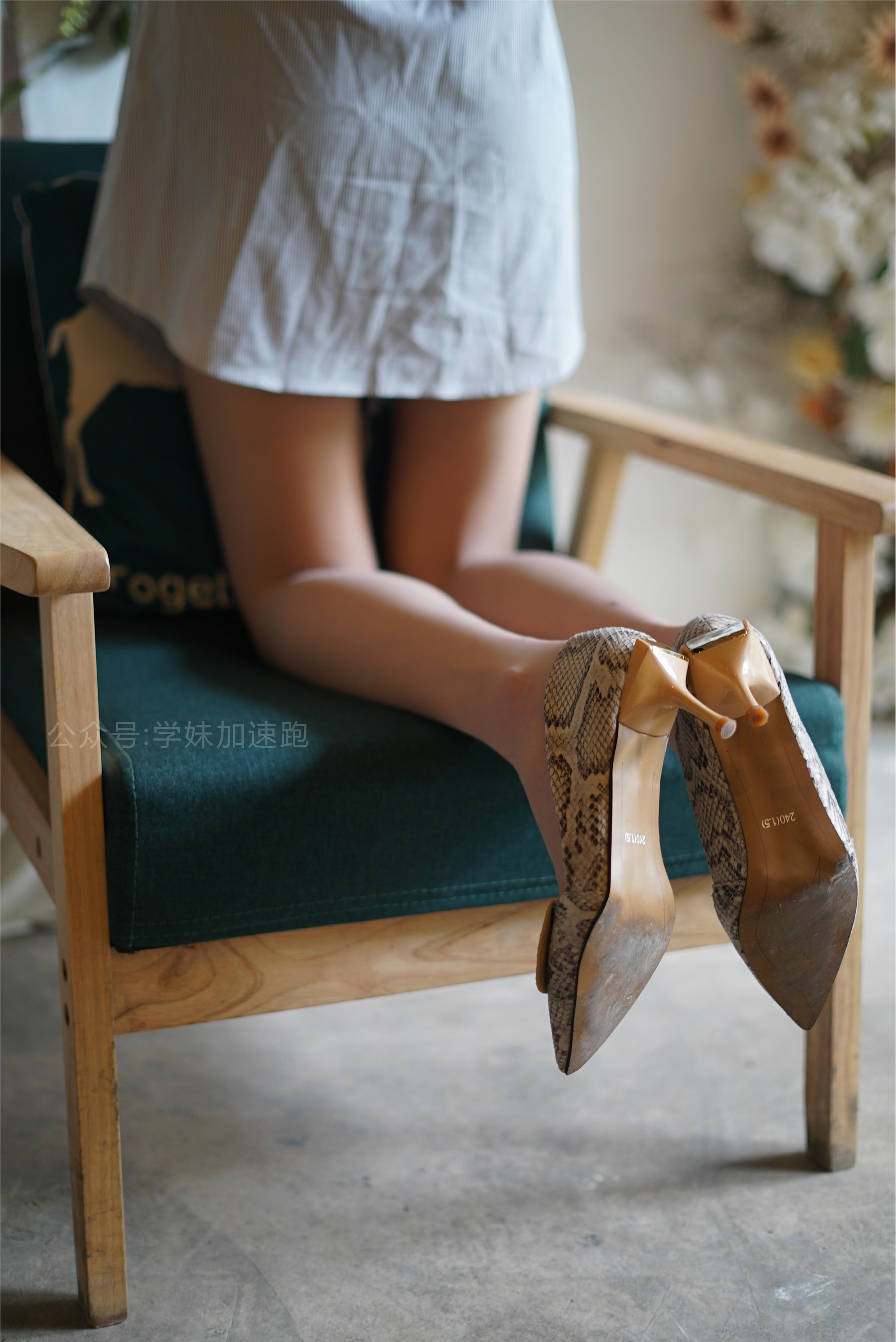 学妹加速跑 XM043《清清凉凉，丝袜走起-盘盘》